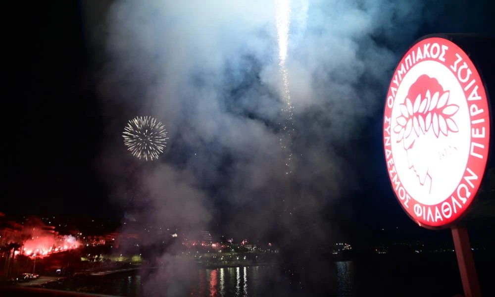 Ένας αιώνας Ολυμπιακός: Φοβερά πλάνα από τον κατακόκκινο ουρανό σε Πειραιά και Αθήνα